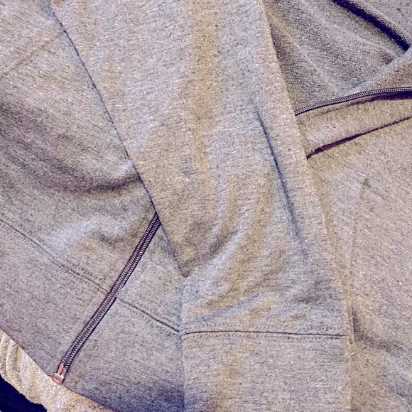 2 crop zip up hoodies - Picture 2 of 8